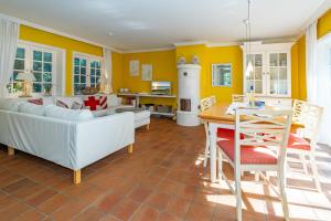 ein Wohnzimmer mit einer weißen Couch und einem Tisch in der Unterkunft Friesenhaus Horsum Huis Friesenhaus Morsum Huis in Morsum