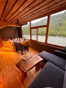 a room with a hammock and a swing in a boat at Wooden Palace Vıp Suit in Ardeşen