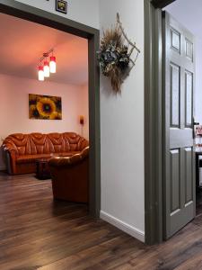 sala de estar con sofá y puerta abierta en Cazare David si familia ., en Piatra Neamţ