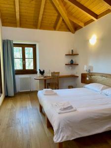 Cascina Bagaggera客房内的一张或多张床位