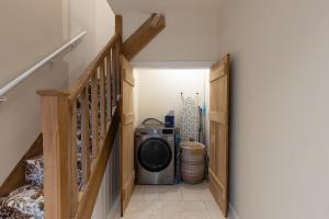 a hallway with a washer and dryer in a house at Riverside Manor in Offenham