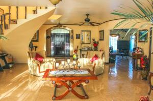 a living room with couches and a coffee table at Villa Alta Bed&Breakfast in Barranca