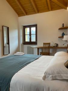 Cascina Bagaggera客房内的一张或多张床位