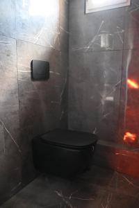 La salle de bains est pourvue de toilettes noires et d'une fenêtre. dans l'établissement Love Time, à Marseille