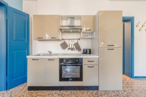 eine Küche mit einem weißen Kühlschrank und einer Spüle in der Unterkunft Dolcevita PentHouse - A due passi dalla Ghirlandina in Modena