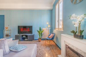 ein Wohnzimmer mit blauen Wänden und einem Kamin in der Unterkunft Dolcevita PentHouse - A due passi dalla Ghirlandina in Modena