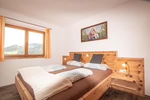 Łóżko lub łóżka w pokoju w obiekcie Ferienwohnung bis 4 Personen in Traumlage mit Kaiserblick by FeWo-Plan WILD190