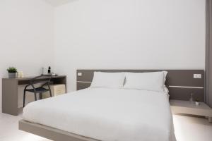 Postel nebo postele na pokoji v ubytování Excelsior Station Suite