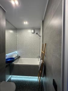 a bathroom with a bath tub and a shower at Уютная и стильная квартира в центре города Караганда in Karagandy