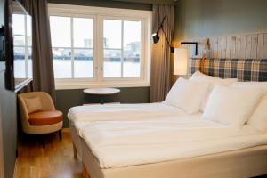 Postel nebo postele na pokoji v ubytování Scandic Svolvær + 37 fotografií