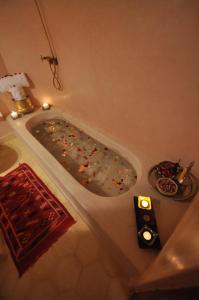 una bañera llena de confeti en Riad La Famille, en Marrakech