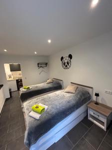 a bedroom with two beds and a table at Waldstadt Homes, Iserlohn in Iserlohn