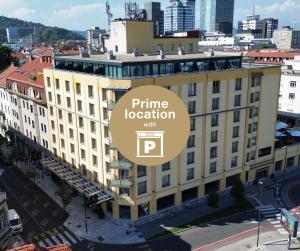 un edificio con un cartel que dice ubicación privilegiada con r en City Hotel Ljubljana, en Liubliana