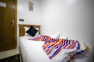 Rúm í herbergi á Pension saada
