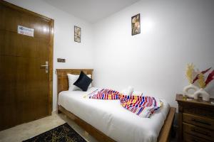Rúm í herbergi á Pension saada