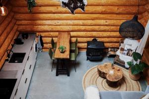 a living room with a table and a fireplace at De Stamboom in Hardinxveld-Giessendam