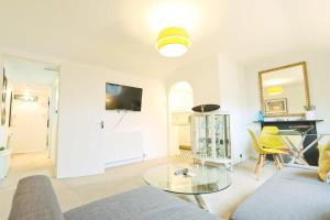 Μια τηλεόραση ή/και κέντρο ψυχαγωγίας στο Chic One Bed Apartment in Clifton
