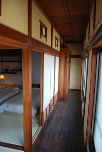 三豊市にある一軒宿 百々 private house rental doudouのウッドフロアのベッドルーム1室(ベッド1台付)