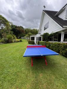 a ping pong table in the yard of a house at Horse Shoe Manor in Paihia