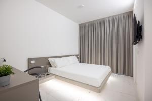Postel nebo postele na pokoji v ubytování Excelsior Station Suite