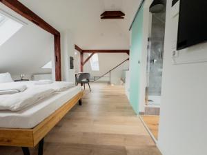 Ένα ή περισσότερα κρεβάτια σε δωμάτιο στο Maybach Apartments - Modernes & zentrales Studio in Altstadtvilla - Bodenseenähe - Parkplatz - Klimaanlage