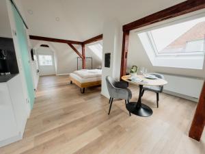 Ένα ή περισσότερα κρεβάτια σε δωμάτιο στο Maybach Apartments - Modernes & zentrales Studio in Altstadtvilla - Bodenseenähe - Parkplatz - Klimaanlage +12 φωτογραφίες