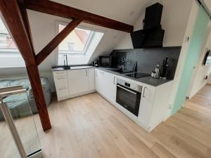 Η κουζίνα ή μικρή κουζίνα στο Maybach Apartments - Modernes & zentrales Studio in Altstadtvilla - Bodenseenähe - Parkplatz - Klimaanlage