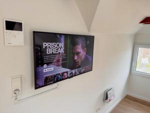 Μια τηλεόραση ή/και κέντρο ψυχαγωγίας στο Maybach Apartments - Modernes & zentrales Studio in Altstadtvilla - Bodenseenähe - Parkplatz - Klimaanlage