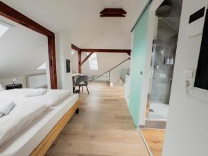 Ένα ή περισσότερα κρεβάτια σε δωμάτιο στο Maybach Apartments - Modernes & zentrales Studio in Altstadtvilla - Bodenseenähe - Parkplatz - Klimaanlage