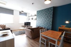 un soggiorno con un divano e un tavolo di Stylish 2 Bed in Old Market a Bristol
