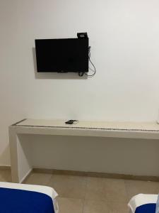 einen Flachbild-TV an einer weißen Wand in der Unterkunft Marena 3 in Playa del Carmen