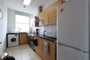 una cucina con frigorifero bianco e lavastoviglie di Stylish 2 Bed in Old Market a Bristol Altre 17 foto
