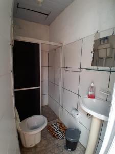 Koupelna v ubytování casa de dois quartos com cozinha perto do aeroporto Aluízio Alves