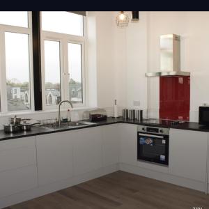 Dapur atau dapur kecil di 1 Bedroom Dolce apartment +8 gambar