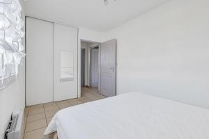 En eller flere senge i et værelse på Les 3 Ondes - Avec terrasse + 7 billeder