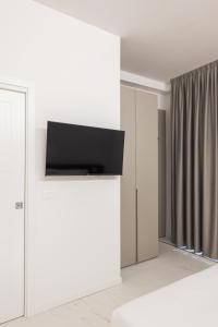 TV a/nebo společenská místnost v ubytování Excelsior Station Suite