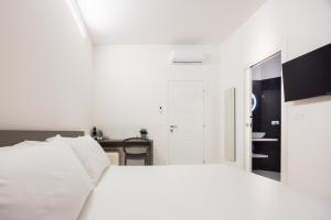 Postel nebo postele na pokoji v ubytování Excelsior Station Suite