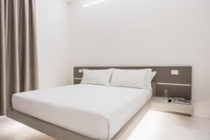 Postel nebo postele na pokoji v ubytování Excelsior Station Suite