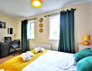 une chambre avec un lit avec des serviettes dessus dans l'établissement Manchester Townhouse by BEVOLVE - 4 bedrooms - Free Parking, à Manchester