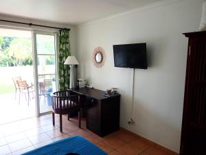TV a/nebo společenská místnost v ubytování PIERRE & VACANCES Antigua 4