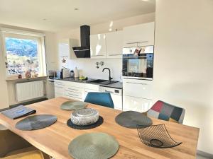 cocina con mesa de madera con sillas y comedor en Sanosueno 5, en Sonthofen 4 fotos más