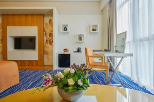 TV a/nebo společenská místnost v ubytování Royal Continental Hotel