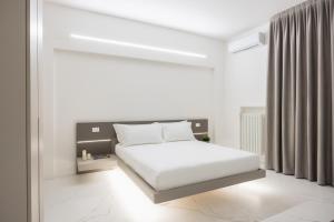 Postel nebo postele na pokoji v ubytování Excelsior Station Suite