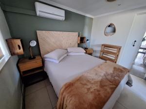 Un dormitorio con una gran cama blanca y una ventana. en KeMi Country House, en Caledon