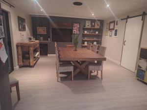 Un comedor con mesa y sillas de madera. en KeMi Country House, en Caledon