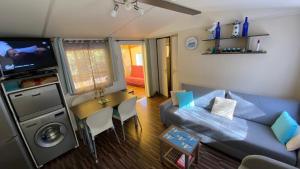 TV a/nebo společenská místnost v ubytování Mobil home Camping Les Embruns 4 étoiles