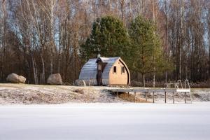 Gallery image of Pine Valley Villa - beautiful nature, jacuzzi, sauna, cozy log house in Inturkė