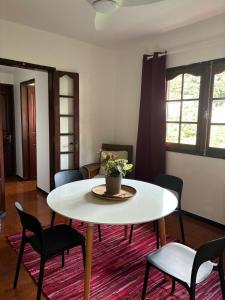 La Maison de Marie, 2 chambres, spacieuse et confortable في سانت لويس: غرفة معيشة مع طاولة وكراسي بيضاء +11 صورة