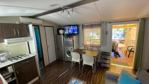 Kuchyň nebo kuchyňský kout v ubytování Mobil home Camping Les Embruns 4 étoiles