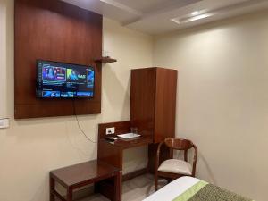 TV a/nebo společenská místnost v ubytování Hotel Sapphire Dx 1 Minutes Walking Distance From New Delhi Railway Station + 18 fotografií